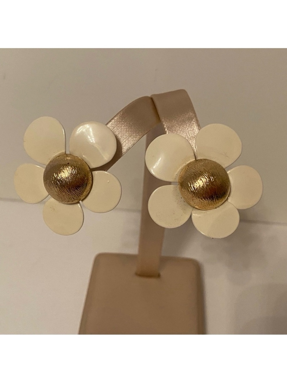 SARAH COVENTRY EARRINGS VINTAGE CLIP FLOWERS DAISY WHITE ENAMEL GOLD